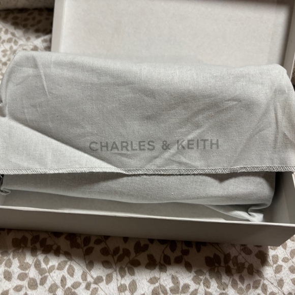 Charles & Keith Deep Red Wallet - Picture 5 of 5